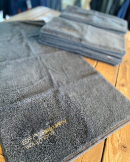 Ook uw personeel een origineel cadeau geven, kijk dan eens naar deze mooie handdoeken van Efas Security! Hierbij hebben we de handdoeken op een subtiele manier voorzien van het logo! 

#handdoek #pelserprint #efassecurity #beveiliging #borduren #logo #textiel #bedrukking