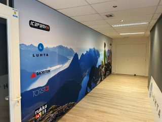 Naast kleding is PelserPrint ook uw partner voor verschillende soorten doeken!

Zo hebben wij in het Sports Business Center de showroom van o.a. Icepeak voorzien van een pees frame met doek! Ideaal om per seizoen de doeken te vervangen!