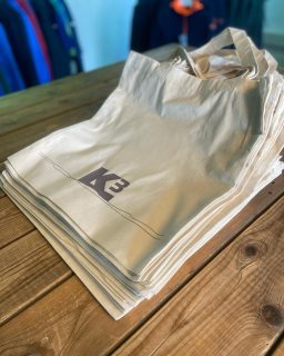 Voor @k3.organisatie deze shopper tassen mogen leveren! Volledig in hun eigen huisstijl!

#PelserPrint #K3 #shopper #huisstijl #bedrukken #tas #zand #grind #kleding #logo #printen