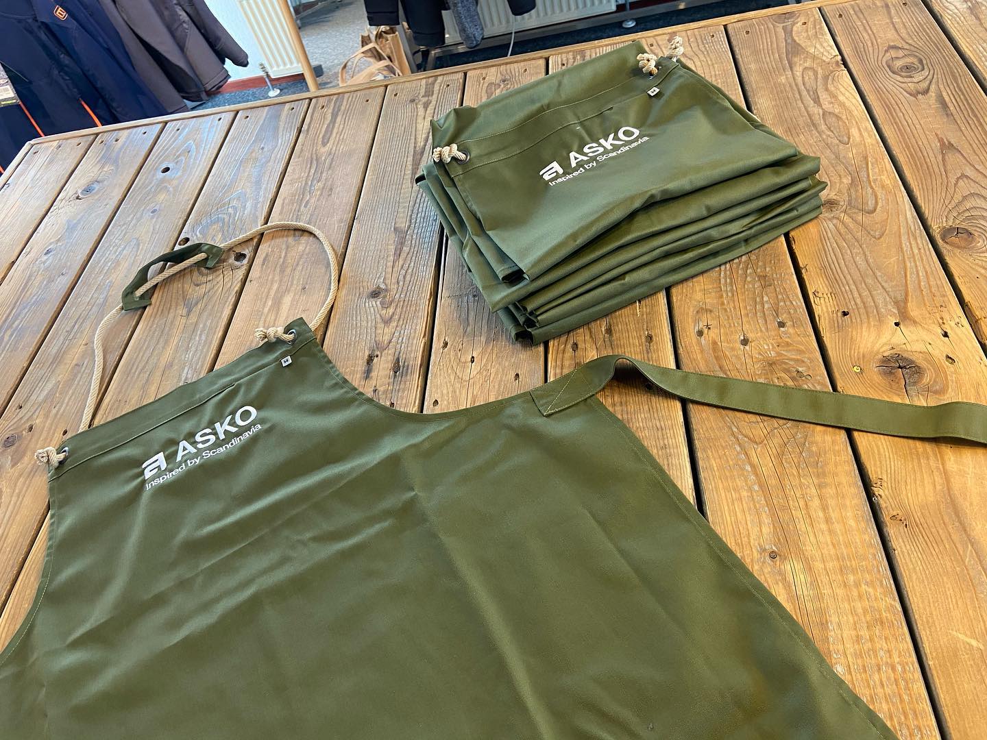 Voor ASKO deze chique schorten voorzien van een geborduurd logo!  #PelserPrint #ASKO #borduren #schort #print #chefswear #logo